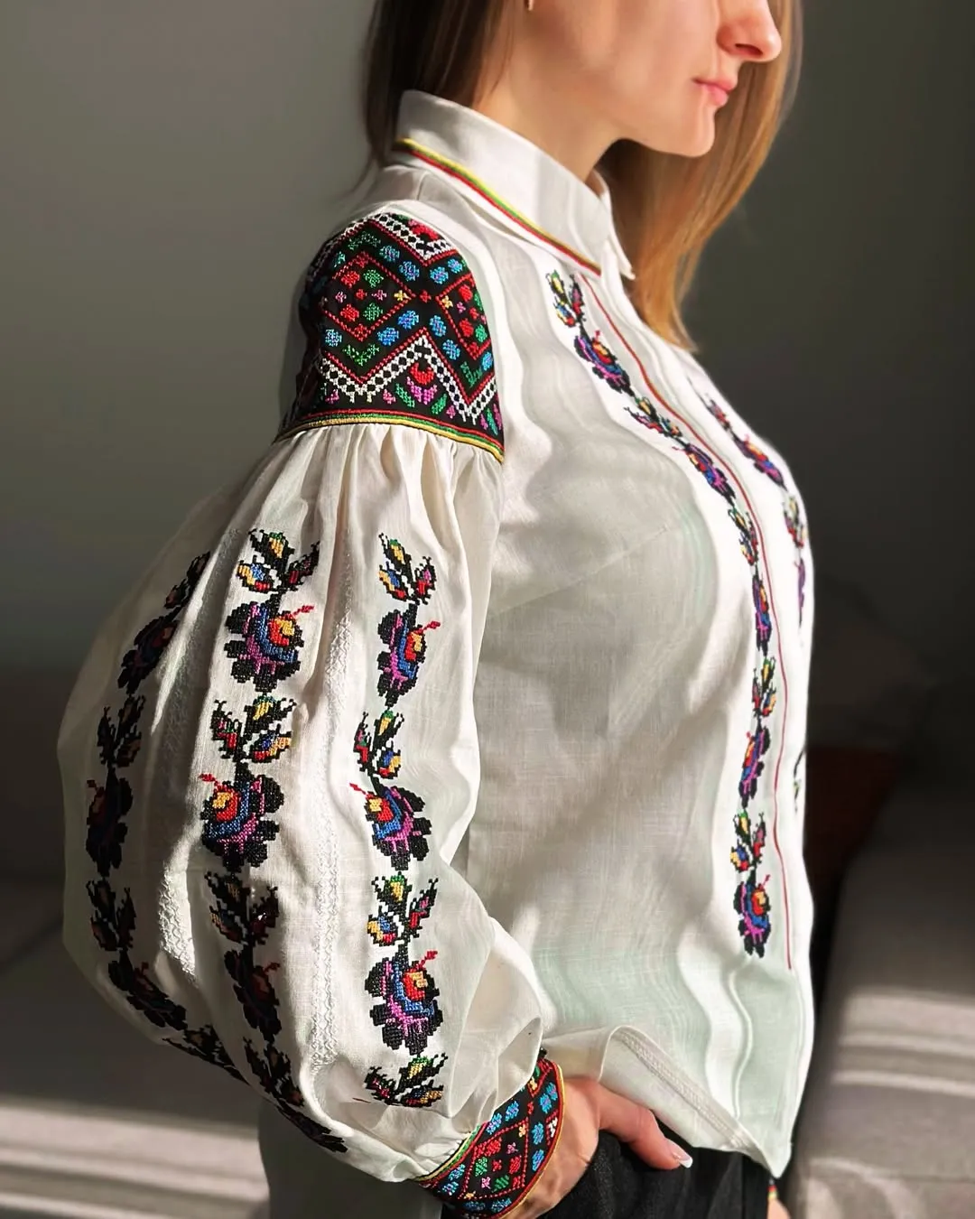 Elegant women's embroidered shirt with snap buttons