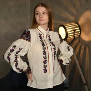 Elegant women's embroidered shirt with snap buttons