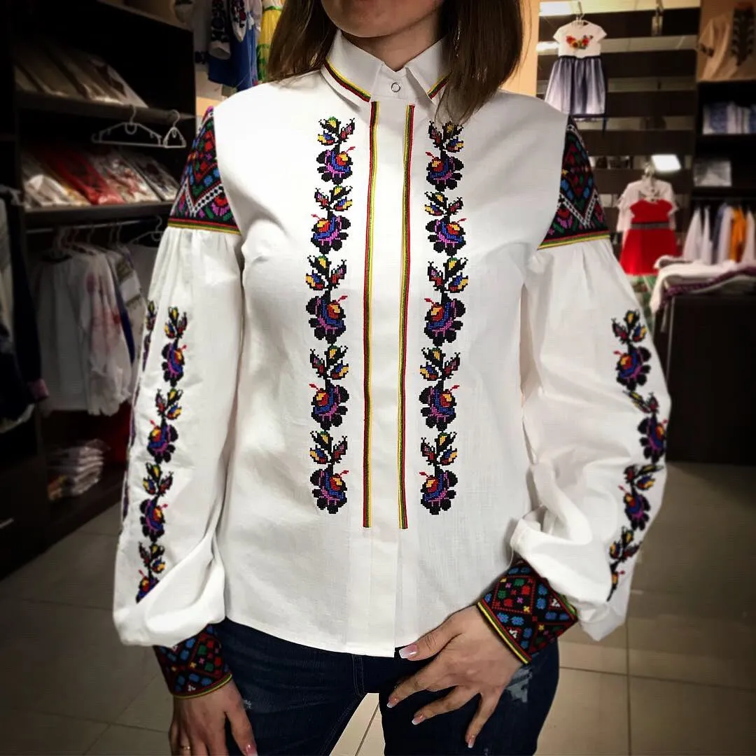 Elegant women's embroidered shirt with snap buttons