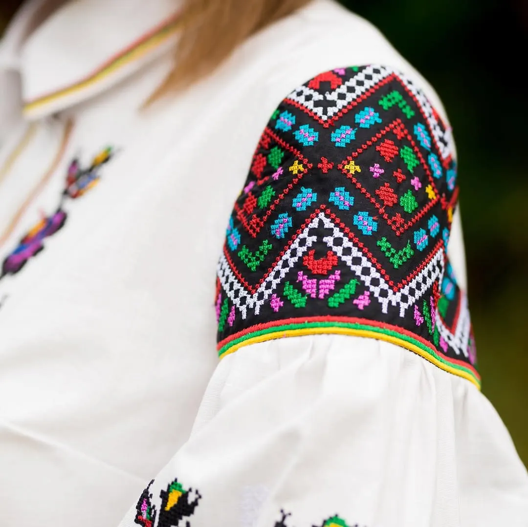 Elegant women's embroidered shirt with snap buttons