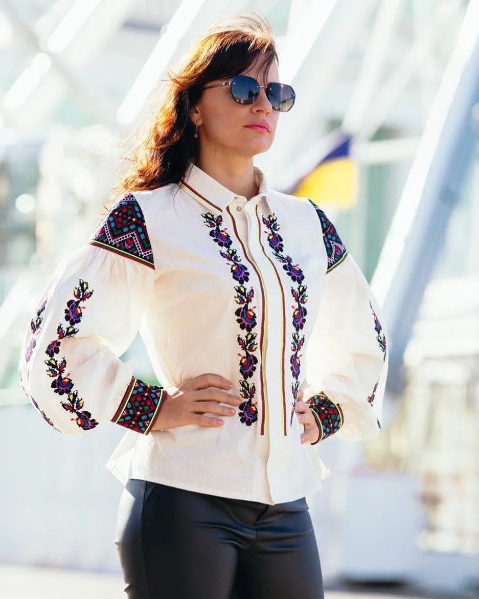 Elegant women's embroidered shirt with snap buttons