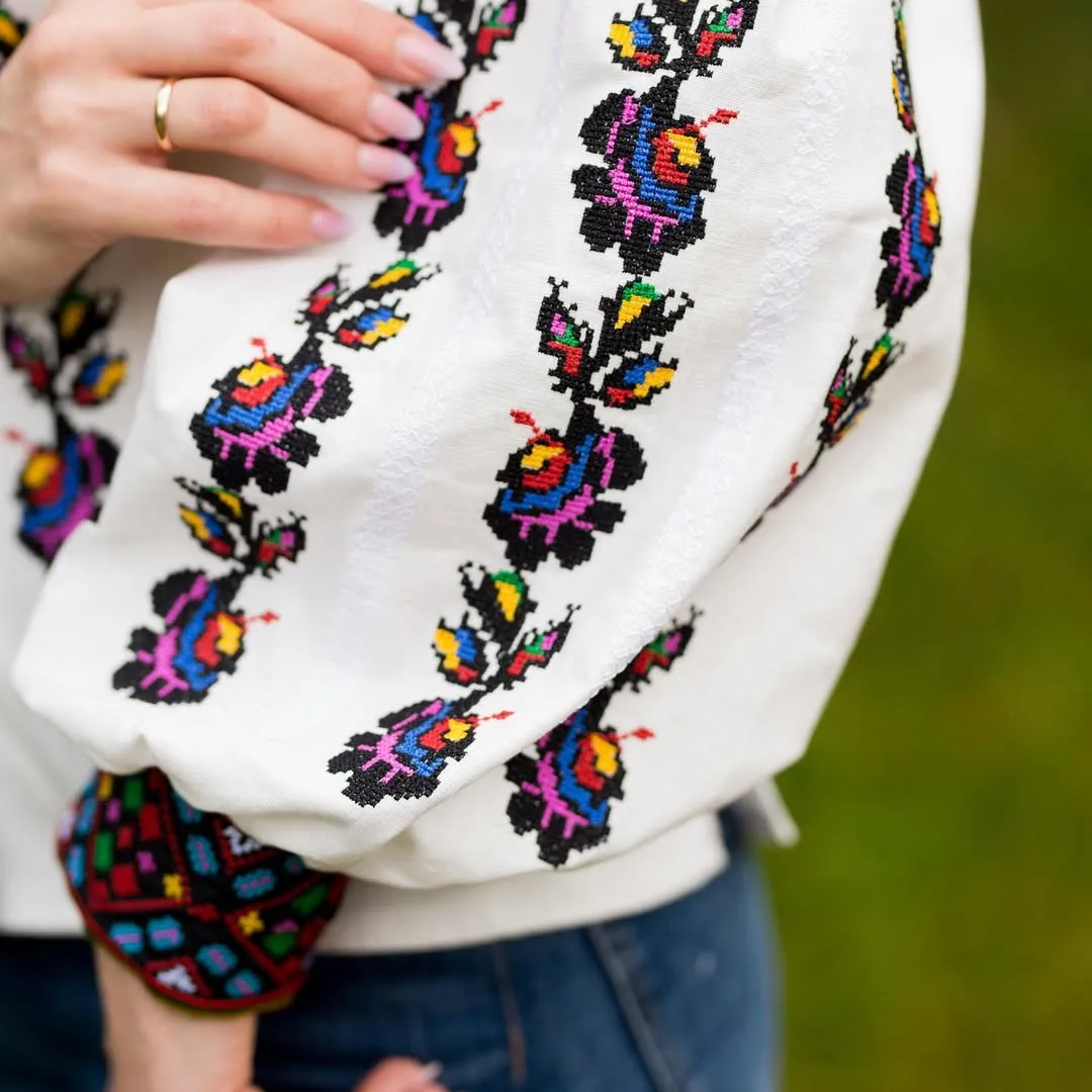 Elegant women's embroidered shirt with snap buttons