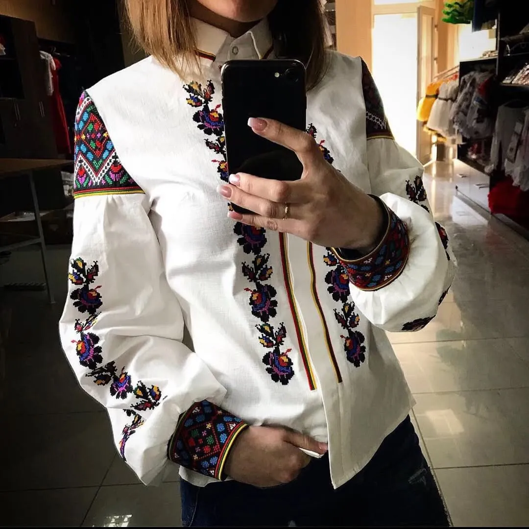 Elegant women's embroidered shirt with snap buttons