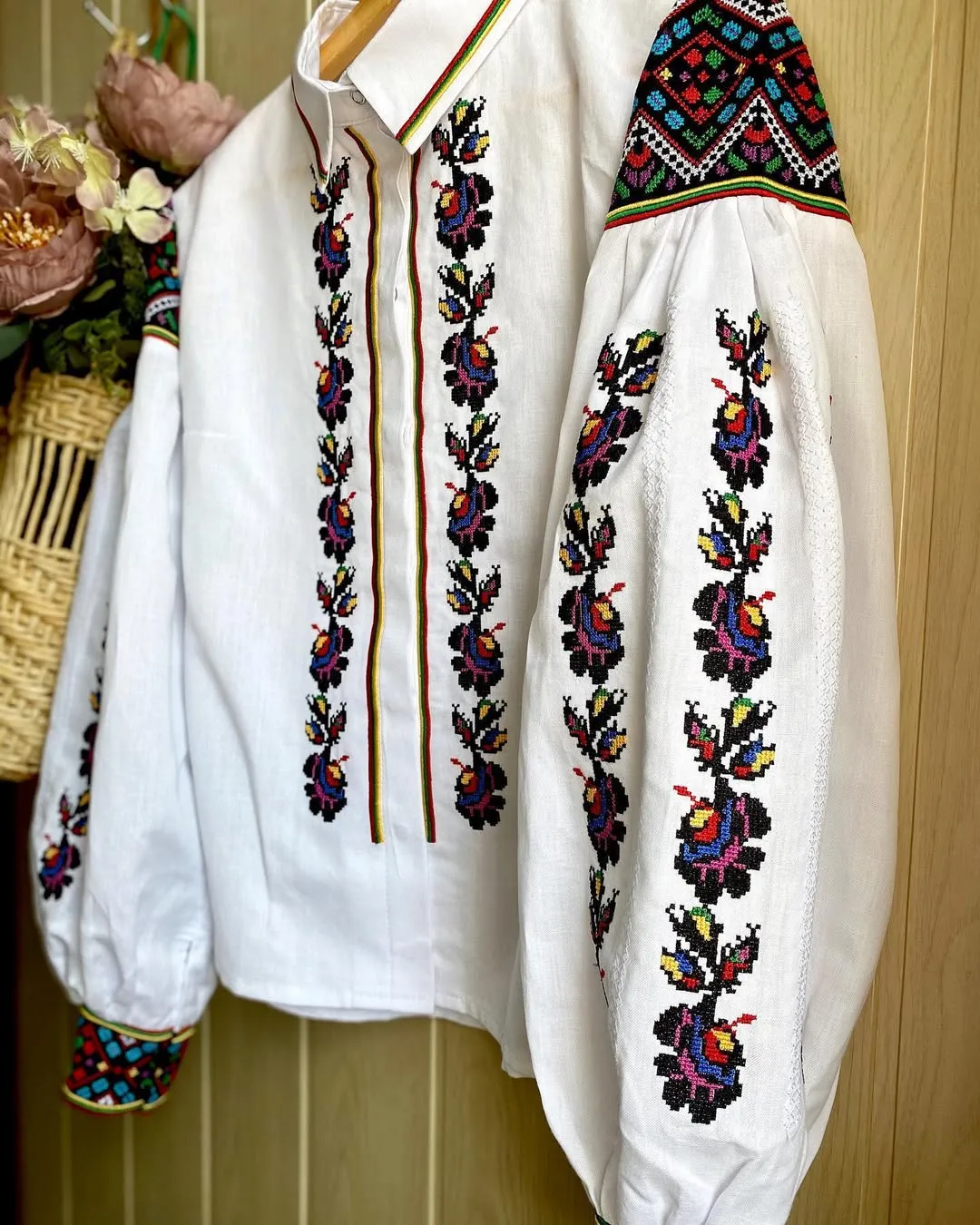 Elegant women's embroidered shirt with snap buttons